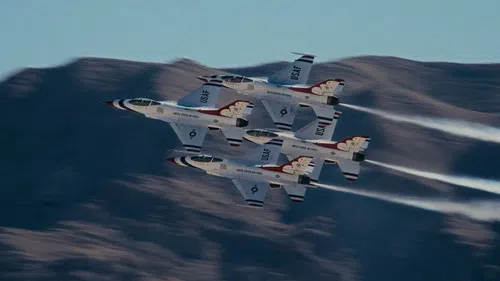 Havacılığın Sınırlarını Zorlayanlar: Thunderbirds izle