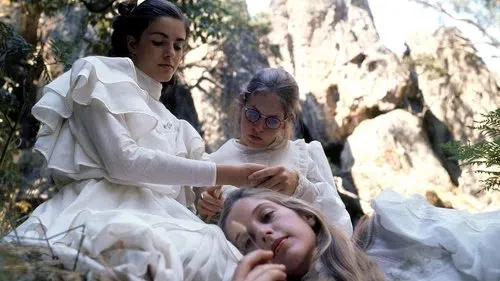 Hanging Rock'ta Piknik izle