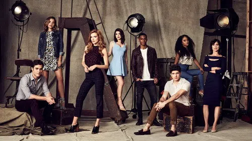 Famous in Love izle
