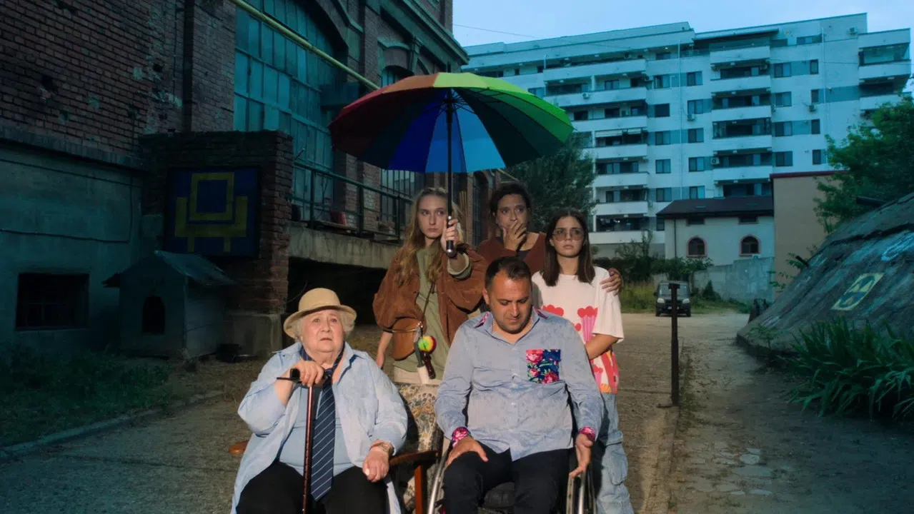 Dünyanın Sonundan Fazla Bir Şey Beklemeyin izle afişi