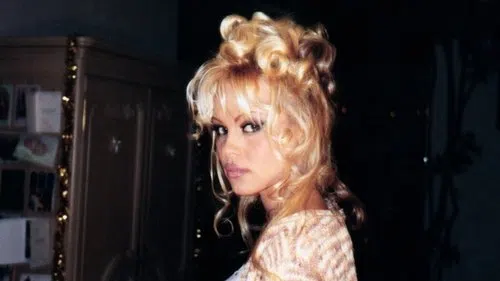 Pamela Anderson: Bir Aşk Hikâyesi izle afişi