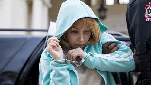 A Menina que Matou os Pais izle afişi