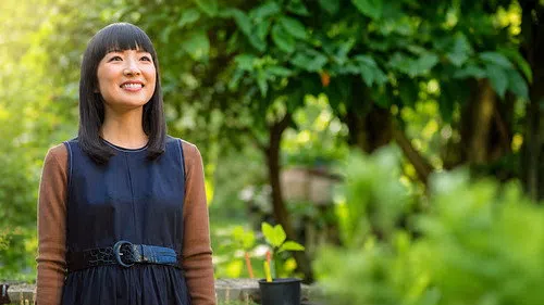 Sparking Joy with Marie Kondo izle afişi
