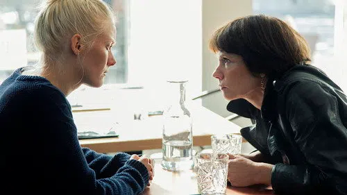 Henkesi edestä izle afişi