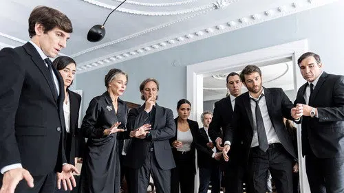 Un funeral de locos izle afişi