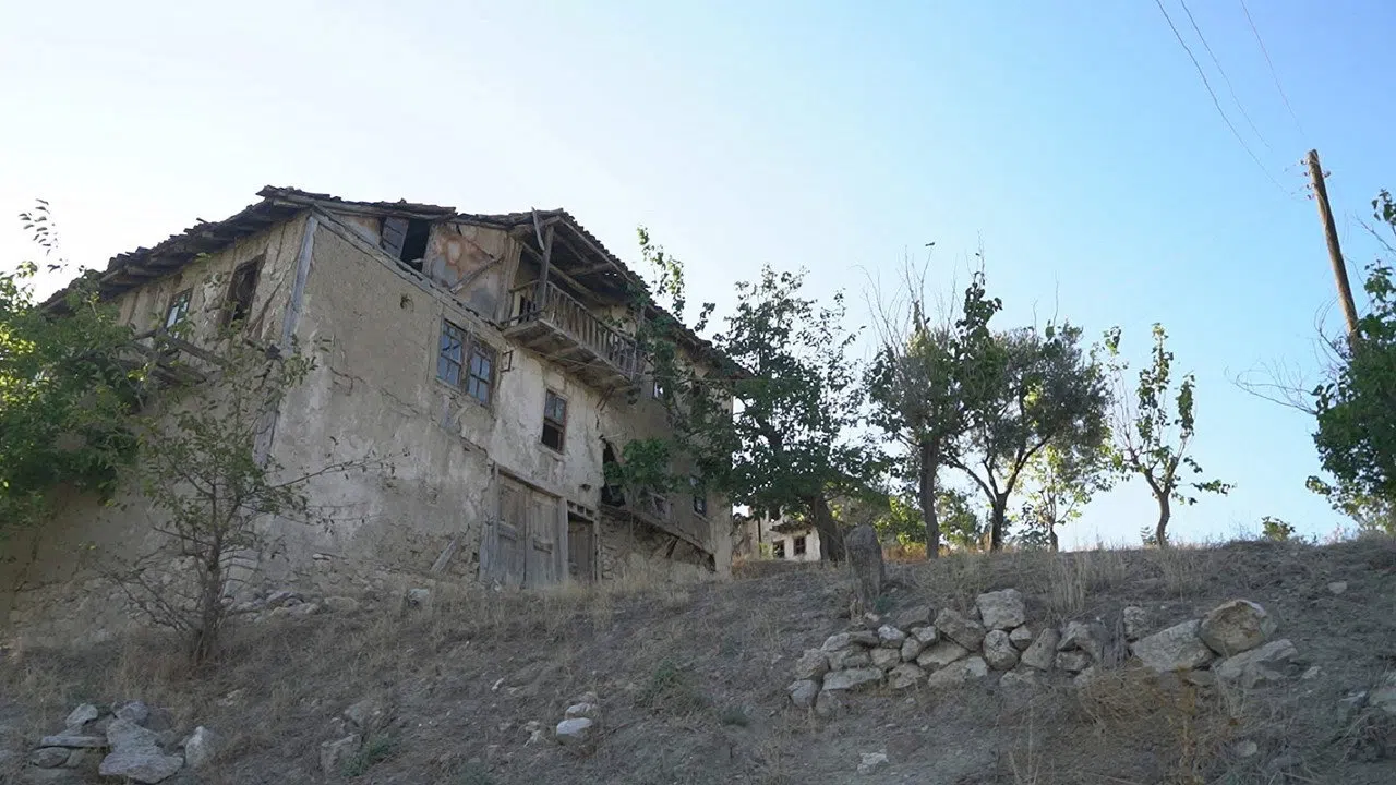 Cin Tepesi izle afişi
