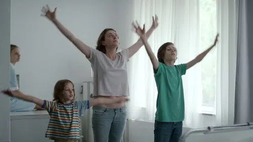 Evdeydim, Ama izle afişi