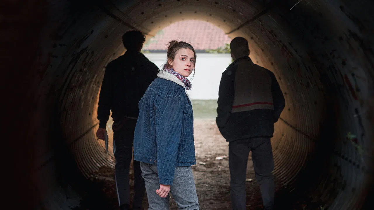 Ve Yarın Tüm Dünya izle afişi